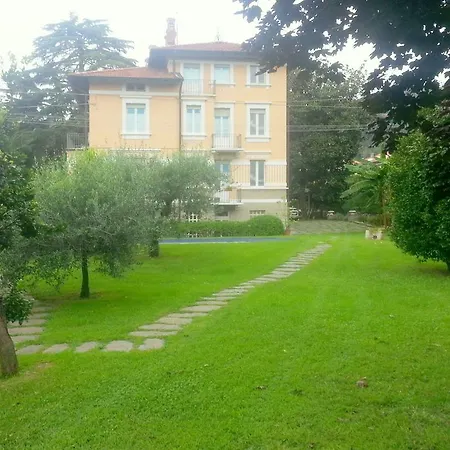 Paola A *
